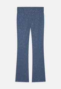 Leggings azuis evasés com uma textura suave, apresentando um padrão cintilante de pequenas partículas multicoloridas distribuídas por todo o tecido.