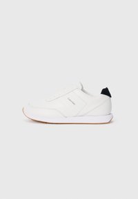 Weißer Sneaker mit glatter Textur, der ein minimalistisches Design aufweist, dezente Markenkennzeichnung an der Seite und einen kontrastierenden schwarzen Fersenakzent.