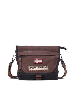 Brun og sort Napapijri crossbody taske med klap, justerbar rem, norsk flagpatch og logo tekst foran.
