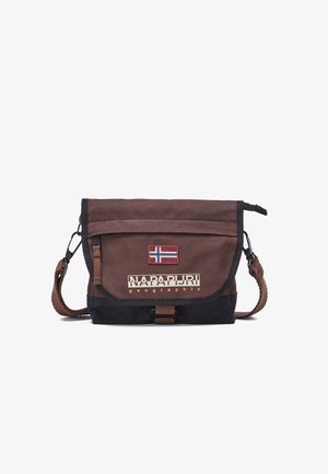 Brun og sort Napapijri crossbody taske med klap, justerbar rem, norsk flagpatch og logo tekst foran.