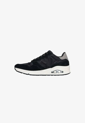 Scarpa da ginnastica nera realizzata con una combinazione di materiali in suede e nylon, dotata di una suola imbottita e di un'unità d'aria visibile nel tallone.