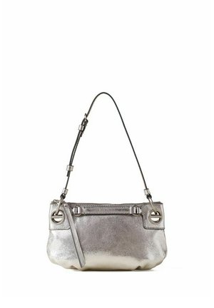 Piccola borsa argento con una sottile tracolla nera regolabile e dettagli con anelli metallici su sfondo bianco.