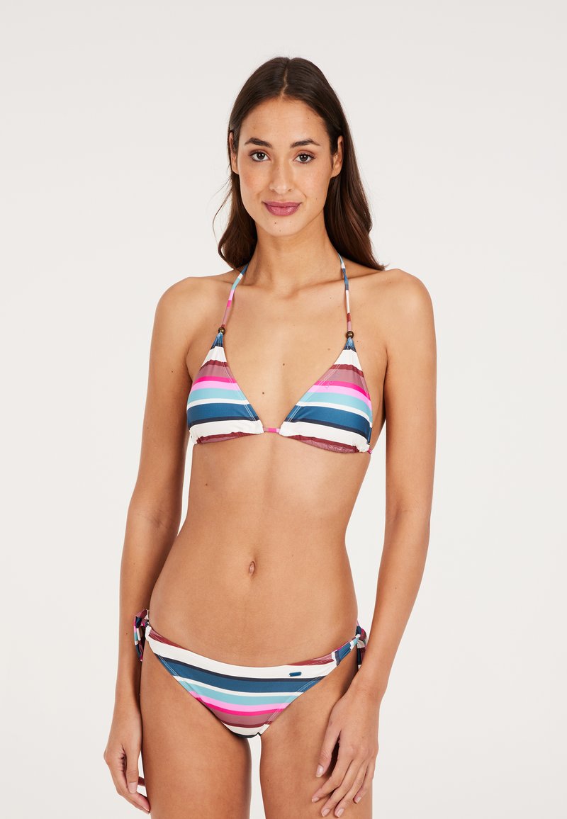 Bikini de rayas con parte superior triangular y braguitas con lazo a los lados. Los colores incluyen azul, rosa y blanco. Tejido suave con lazos ajustables.