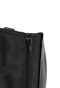 Schwarze Leder-Ankle-Boots mit einem seitlichen YKK-Reißverschluss. Besitzt eine glatte Textur und ordentlich genähte Kanten, die ein elegantes Design betonen.