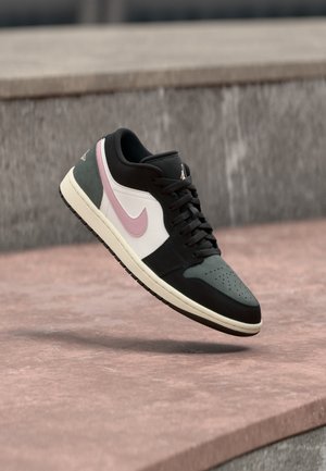 Jordan AIR JORDAN 1 SE - Baskets basses - black/pinksicle/sail/university gold-coloured/crimson tint