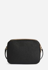 Borsa a tracolla nera con texture, cerniera dorata e tracolla regolabile, forma rettangolare su sfondo bianco semplice.