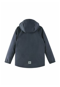 Veste imperméable bleu marine avec une capuche, des poignets élastiques et un patch de logo carré en bas. Texture lisse et design simple.