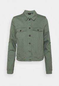 Chaqueta de mezclilla verde con cierre de botones en la parte delantera, dos bolsillos en el pecho con solapas y un cuello clásico. El diseño tiene un ajuste ligeramente cropped.