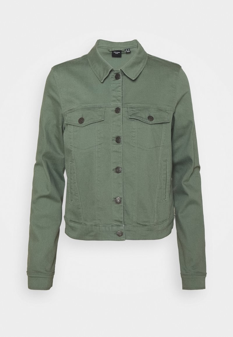 Chaqueta de mezclilla verde con cierre de botones en la parte delantera, dos bolsillos en el pecho con solapas y un cuello clásico. El diseño tiene un ajuste ligeramente cropped.