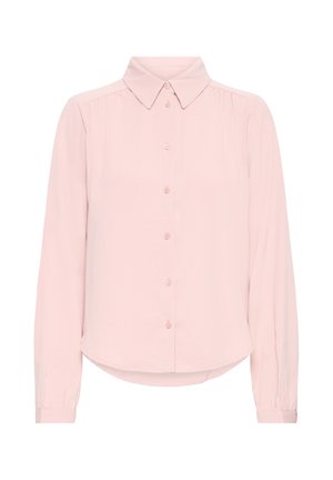 Blusa lunga a maniche concollo a punta e bottoni frontali, di colore rosa chiaro, caratterizzata da leggere pieghe sulle spalle e sui polsini.