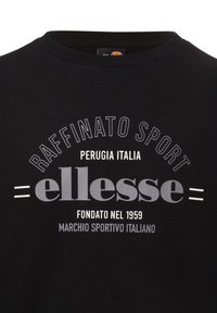Sudadera negra con texto en blanco y gris en negrita: "RAFFINATO SPORT," "ellesse," y "FONDATO NEL 1959" con detalles gráficos en forma curva.