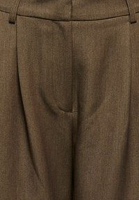 Pantalon en tissu marron avec fines rayures, plis à l'avant, passants pour ceinture et fermeture éclair dissimulée.