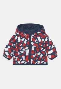 Červená, námořnická a bílá prošívaná péřová bunda s kapucí, předním zipem a dvěma předními kapsami. Texturovaná, prošívaná tkanina se krátkými rukávy.