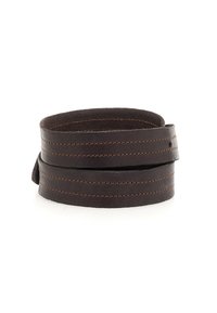 Cintura in pelle marrone scuro con una texture liscia, caratterizzata da cuciture marroni chiare e una forma rotonda, avvolta più volte.