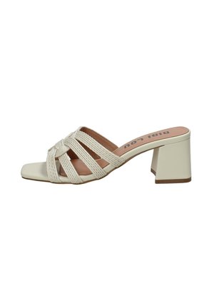 Mule beige con punta aperta, cinturini intrecciati, punta quadrata e tacco a blocco, con soletta imbottita etichettata "Bibi Lou."