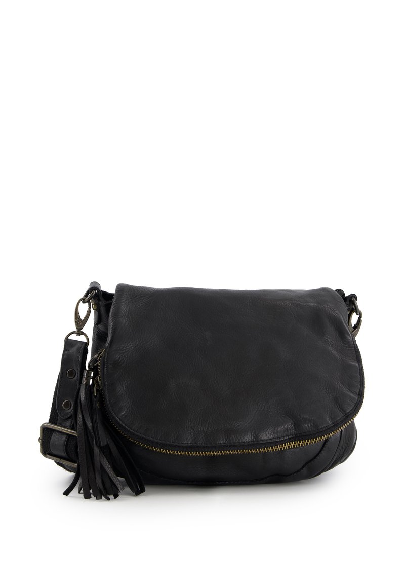 Schwarze Leder-Crossbody-Tasche mit Klappenverschluss, Reißverschlussfach und strukturierter Oberfläche. Verfügt über einen dekorativen Fransenbesatz und einen verstellbaren Gurt.