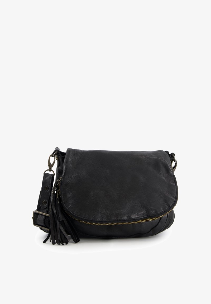 Sort læder crossbody taske med klaplukning, lynlåsrum og tekstureret overflade. Har en dekorativ frynse og justerbar rem.