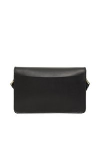 Črna usnjena torbica z gladko teksturo in pravokotno obliko. Ima preklopno zanko in nastavljiv ramenski trak.