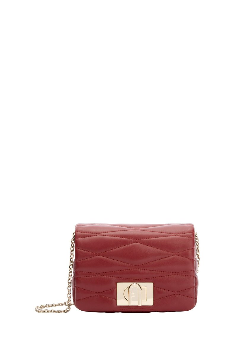 Borsa a tracolla in pelle trapuntata bordeaux con hardware dorato, tracolla a catena e chiusura anteriore a battente. Forma rettangolare con superficie testurizzata.