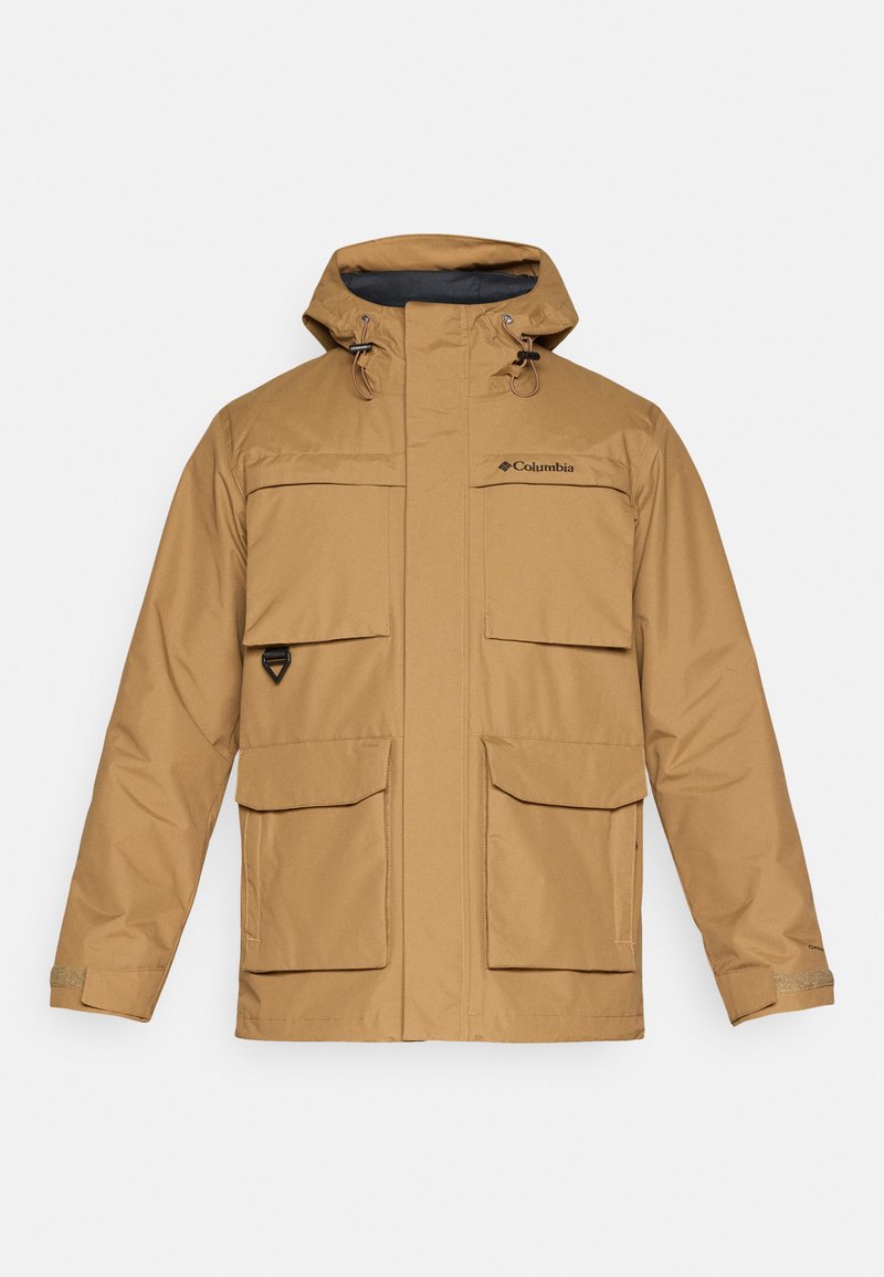 Chaqueta marrón impermeable con capucha, que presenta cuatro grandes bolsillos frontales, cordones ajustables y un logo en el lado izquierdo del pecho.