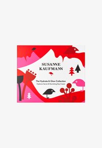 Zestaw Hydrate & Glow marki Susanne Kaufmann. Posiada czerwono-różowy design z abstrakcyjnymi kształtami, ptakami i drzewami. Tekst w czerni i bieli.
