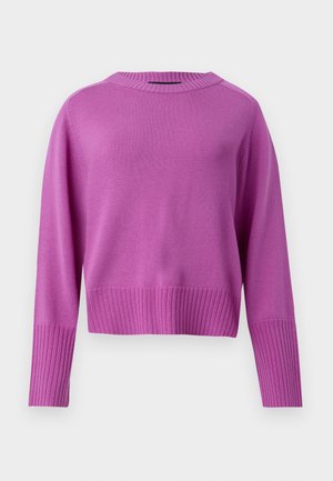 Pull en tricot violet, coupe courte, poignets et ourlet côtelés, texture lisse, col rond, manches longues, esthétique simple et épurée.