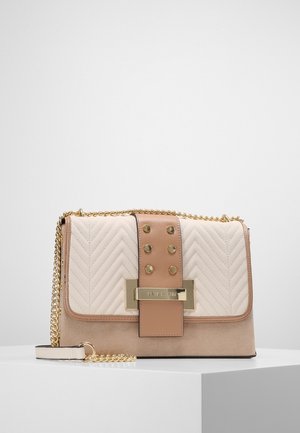 Beżowa i jasnobrązowa pikowana torebka na ramię z złotymi ćwiekami, prostokątną złotą klamrą i złotym łańcuszkiem na białym tle.