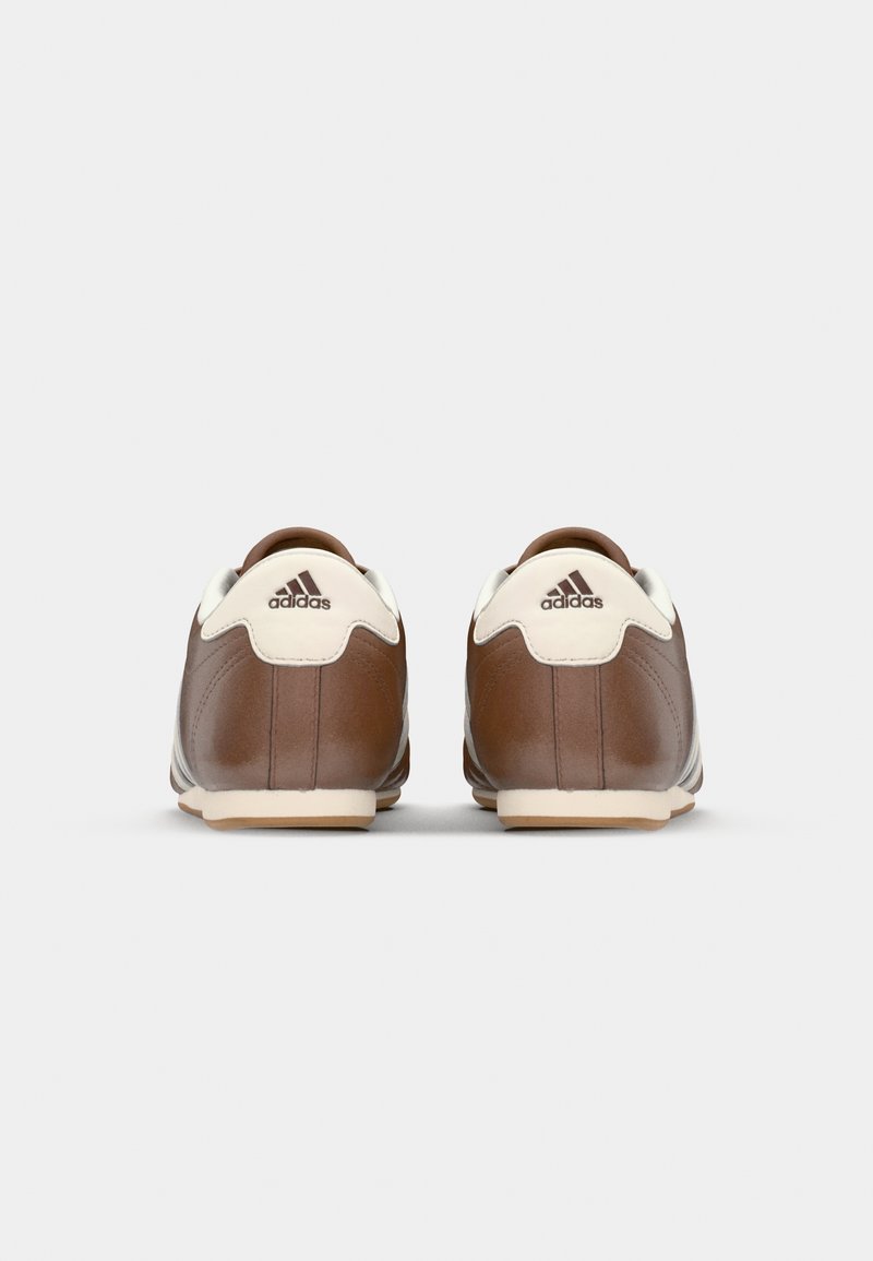 adidas Originals TAEKWONDO - Zapatos sin cordones - preloved brown/off white