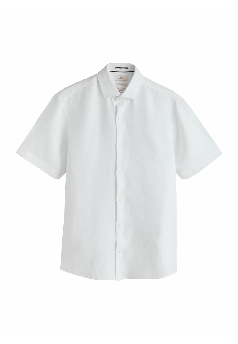 Chemise blanche à manches courtes boutonnée avec un col classique, présentée sur un fond uni.