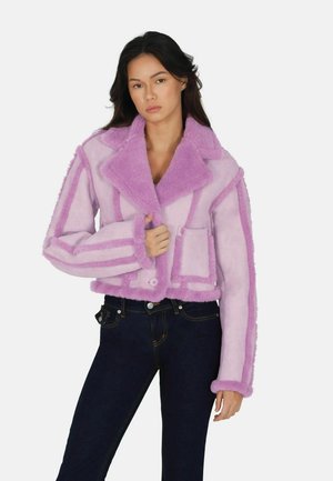 Gekürzte Jacke aus weichem pinkfarbener Kunstfell, mit einem breiten Kragen und gestreiftem Detail. Enthält eine Vordertasche und einen Knopfverschluss.