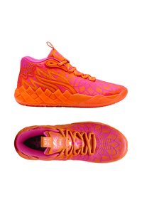 Helle orange Sport Schuhe mit rosa Akzenten, ausgestattet mit einem strukturierten Obermaterial, einzigartigem Blumenmuster und einem mittelhohen Design.