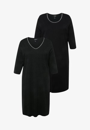 Zwarte nachthemden, waarvan er één een V-hals heeft met witte stippen en de andere een ronde hals. Beide hebben korte mouwen en een zachte textuur.