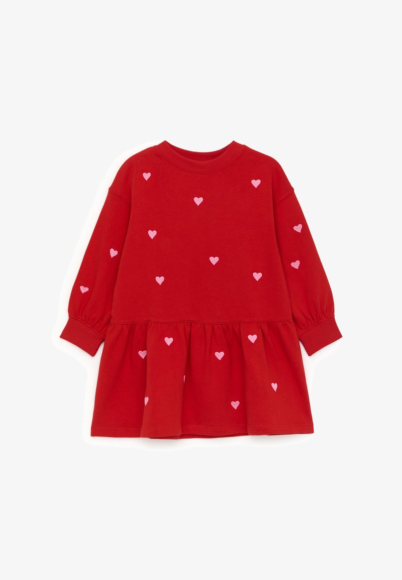 Robe rouge à manches longues pour tout-petit avec ourlet de jupe froncé et petits motifs de cœurs roses dispersés sur le devant et les manches.