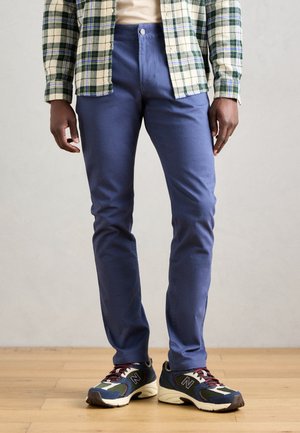 - Spodnie materiałowe