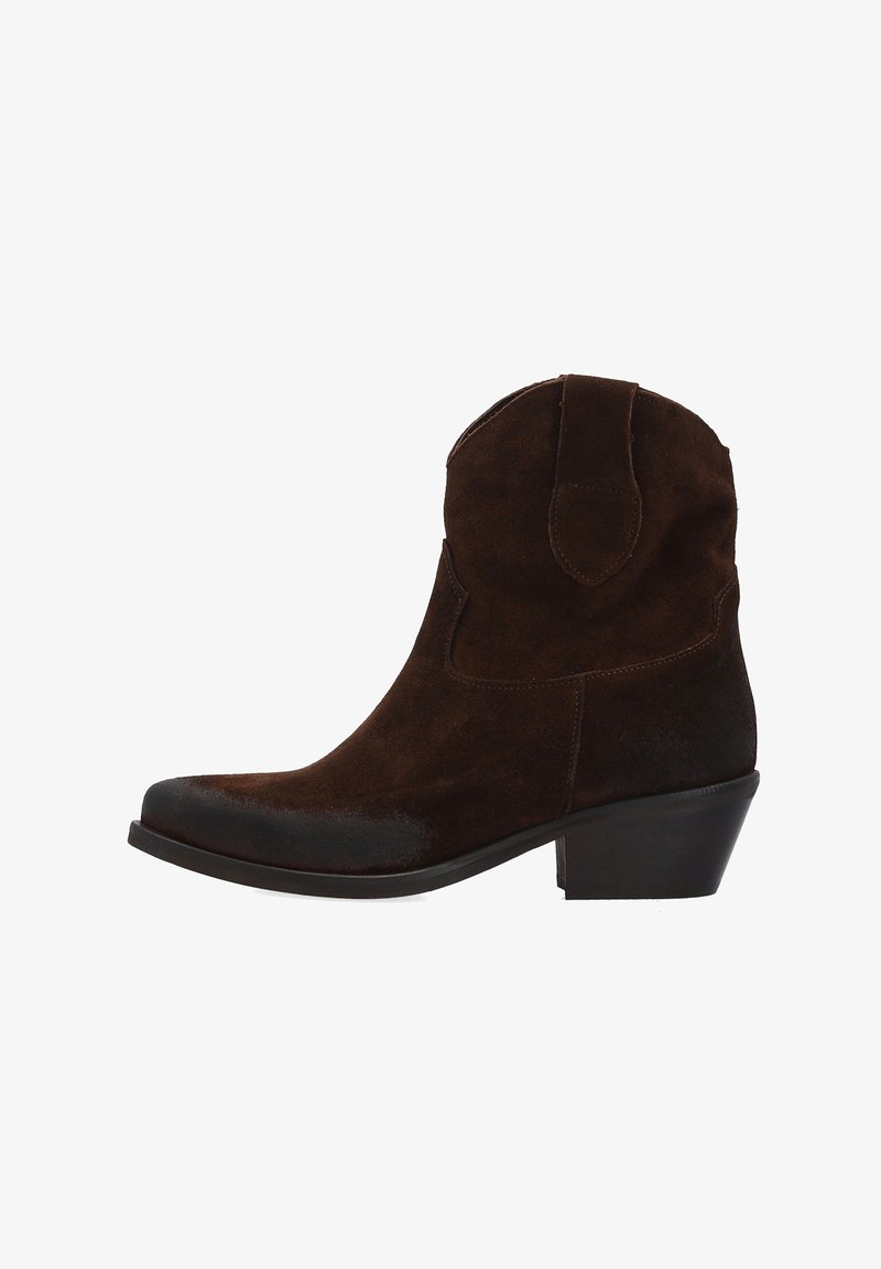 Brązowy kowbojski but zamszowy z lekko zaostrzonym noskiem i piętą na słupku. Posiada ozdobne przeszycia oraz pętelkę do ściągania na cholewce.