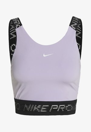 Brassière de sport violet clair avec des bretelles et une bande noires à motifs, arborant un petit logo Nike Swoosh blanc centré sur la poitrine.