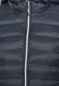 Marineblauer Puffer-Jacke mit Kapuze, die über horizontale Steppabschnitte, einen durchgehenden Reißverschluss und ein leichtes, glattes Material verfügt.
