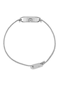 Bracelet en argent avec un design en chaîne et un fermoir rectangulaire lisse. Présente un logo circulaire et une finition polie.