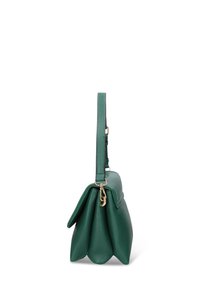 Borsa a tracolla in pelle verde con texture, manico superiore e chiusura in metallo color oro, vista laterale che mostra tre pieghe divisorie.