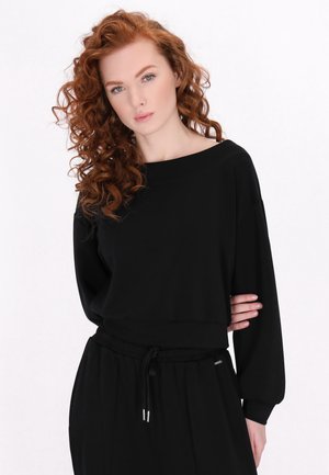 Sweatshirt noir avec un col large, des manches longues et une coupe décontractée. Fabriqué en tissu doux, il présente une taille cintrée avec des cordons de serrage.
