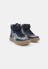 Wysokie sneakersy z czarnej tkaniny, srebrnymi cekinami i teksturowanymi szarymi akcentami. Posiadają rzep i gumową podeszwę w kolorze gumy.