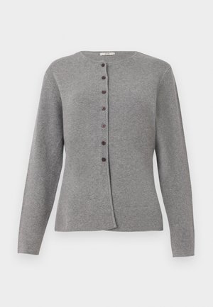 Lichtgrijze gebreide cardigan met lange mouwen en een ronde hals, voorzien van zeven donkere knopen aan de voorkant.