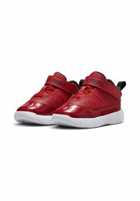 Czerwone syntetyczne sneakersy o błyszczącej powierzchni, z rzepem, białą gumową podeszwą, perforowanym wzorem i czarnymi akcentami.