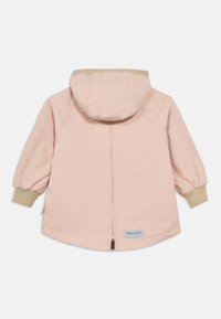 Αδιάβροχο ανοιχτόροζ μπουφάν με κουκούλα, ριμπ μανσέτες και φερμουάρ εμφανές. Διαθέτει λογότυπο στην κάτω αριστερή γωνία.
