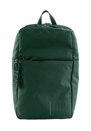 Sac à dos en nylon vert de forme rectangulaire, avec une poignée supérieure, une fermeture zippée et un logo en relief sur le devant.
