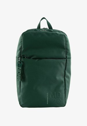 Sac à dos en nylon vert de forme rectangulaire, avec une poignée supérieure, une fermeture zippée et un logo en relief sur le devant.