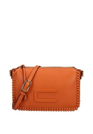 Sac bandoulière rectangulaire en cuir orange avec bords tissés, logo embossé et bandoulière réglable avec boucle dorée.