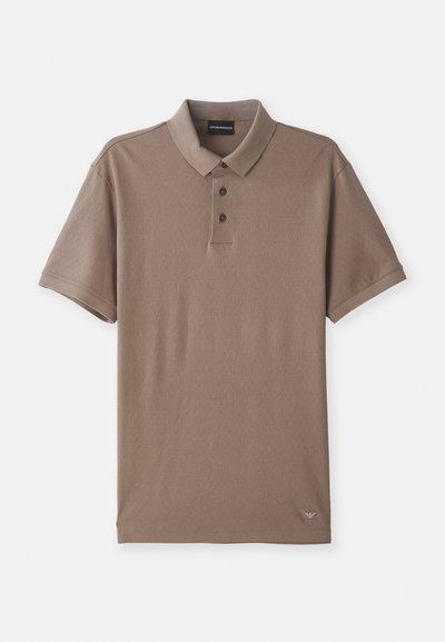 Polo marron avec une texture, manches courtes, trois boutons noirs et un petit logo en bas à droite.