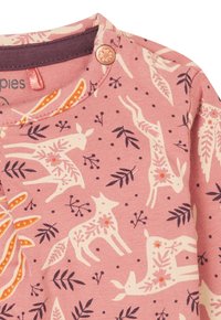 Dopasowana koszula z długim rękawem w miękkim różowym kolorze, z białymi wzorami jelenia i lisa, kwiatowymi akcentami oraz fioletowym dekoltem; posiada ozdobny guzik.