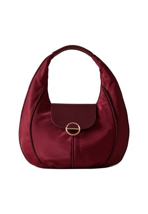 Sac à main rouge texturé avec une forme arrondie, doté d'un rabat et d'une ferrure circulaire dorée. Matière douce ressemblant à du cuir pour une finition lisse.